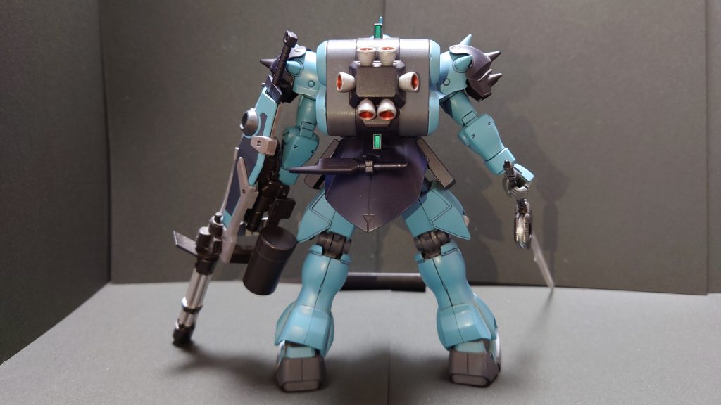 背面です。基本は、グフカスタムとギラドーガ、あとギラズールのミキシングですギラドーガがボディになっているので、グフカスタムの頭部が小さくづんぐりむっくり感ありますただ、逆にいい味になったかなと思います