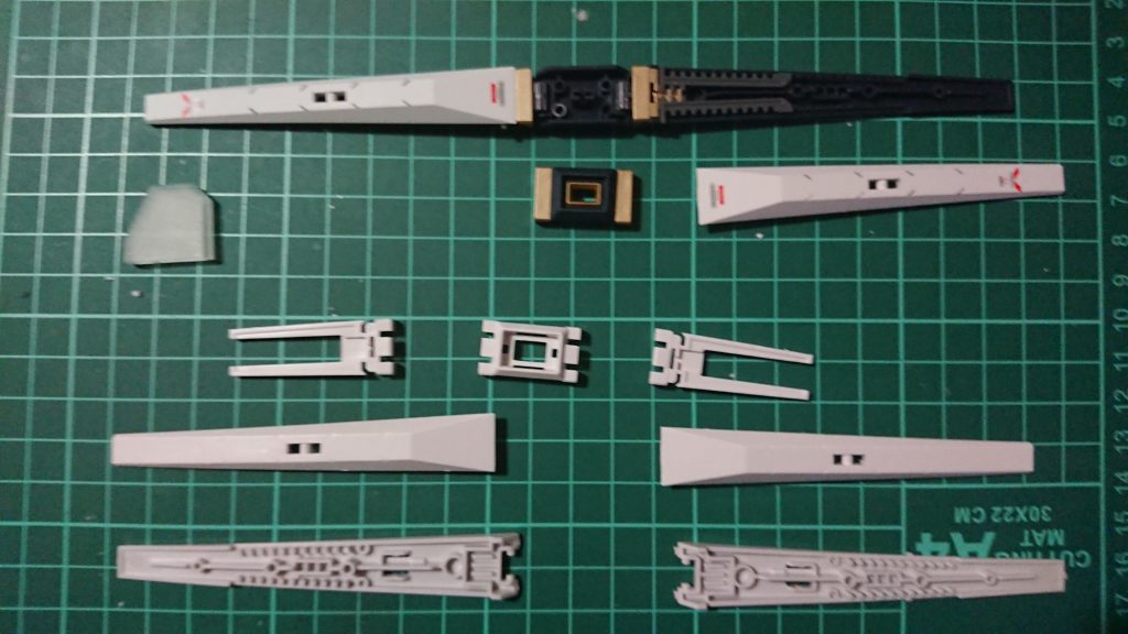 塗装箇所の確認のため、MG　νガンダムVer.kaのフィンファンネルと内部構造を比較しました。