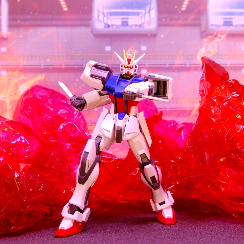 格納庫を焼くだけでは投稿としては寂しかったので、アーマーシュナイダー的なナイフ(量産型ジオニックソードの付属品)を軽く塗装してから持たせ。年末に「ラウンドBOX」のストライクルージュが買えていたらこんなことには…(涙)。