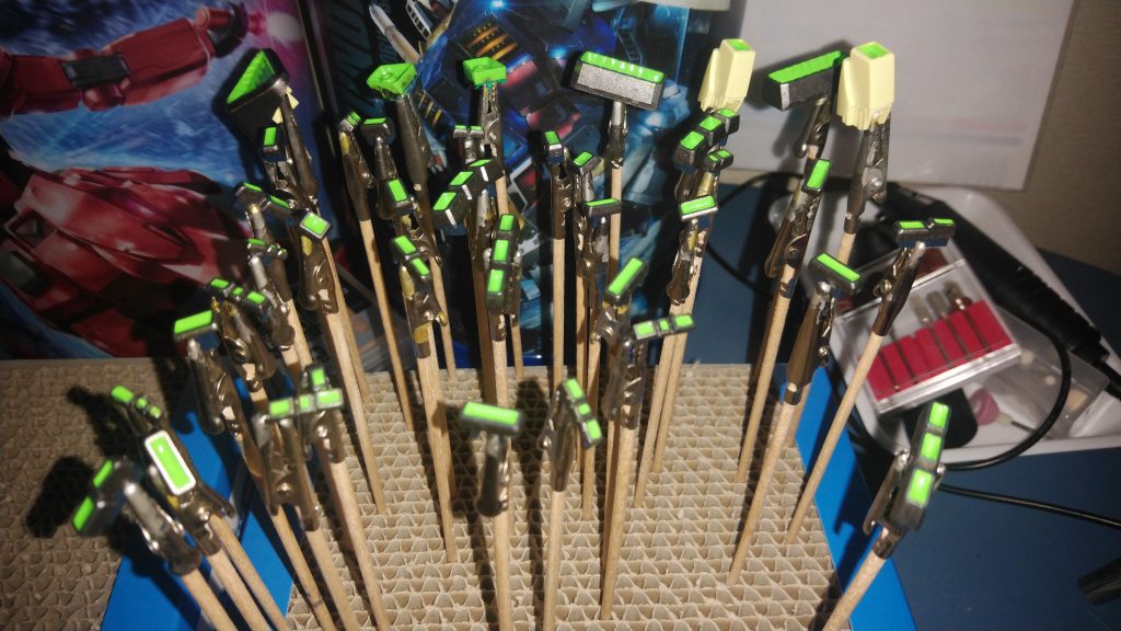 バーニア部は焼鉄色で塗った後、エナメルグリーンで中を塗り仕上げ。バーニアの数が多いっ！