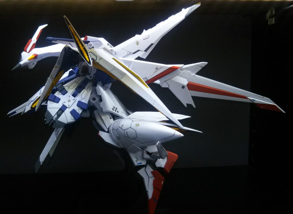 大きいという事は重いので、取説にある飛行形態にしようと思ってもどうしても足が垂れてしまうんですよねぇ。今回は軸を太らせる方法では無く、スタンドに一工夫してみました。