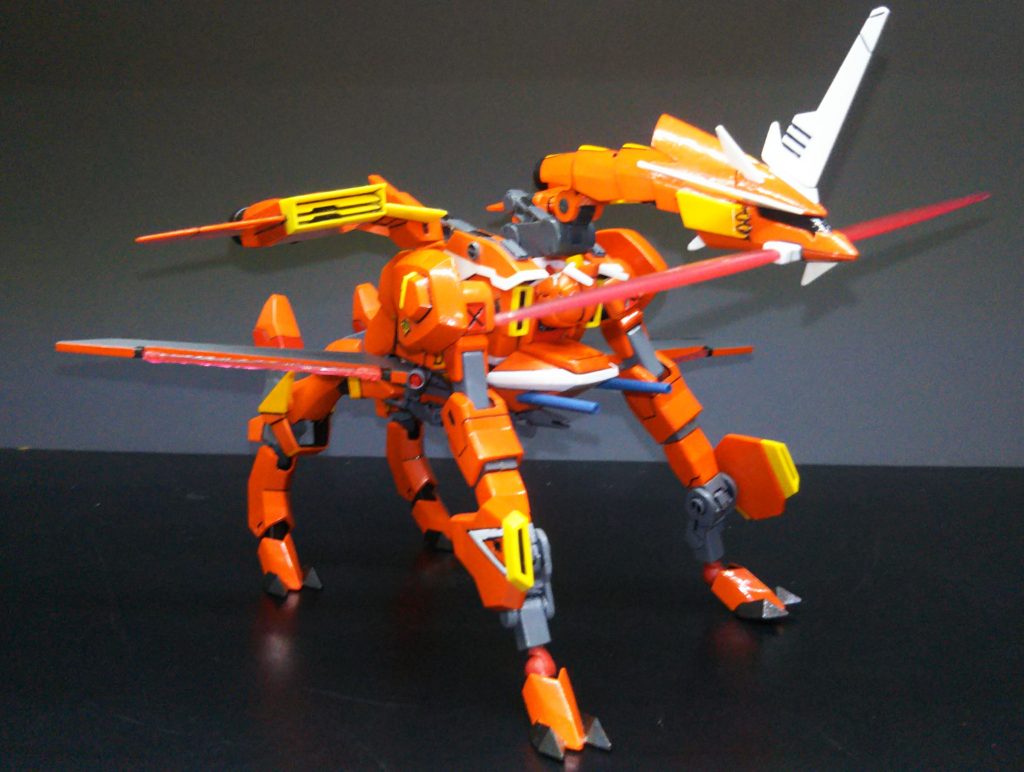 ラゴゥ形態。キャタピラを使う事も考えたのですが、ガイアの形態が走るタイプでしたので、キャタピラは廃止。もう少し前足を短めにするつもりだったがHGという大きさでは中々詰められなかった。MGであればなぁ…