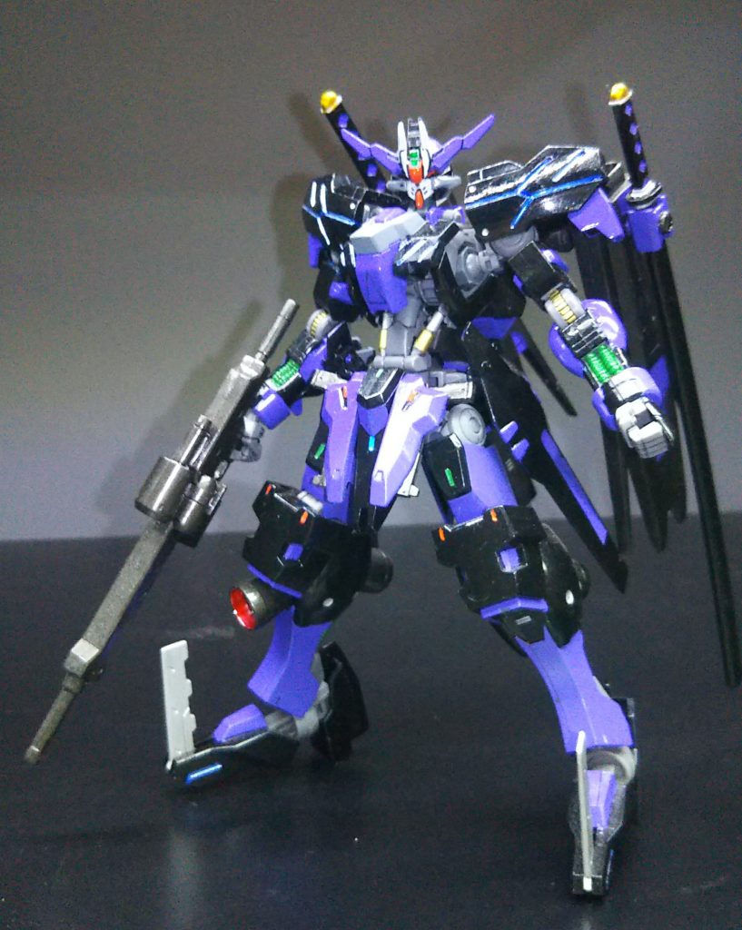 換装した当時はヴィダールと全く変わらないカラーだったが、パイロットを乗せて初起動させた瞬間に装甲の色は現在の色に変わってしまった。その時パイロットは「エウリノーム」と呟き、事切れてしまったという。二人目のパイロットが恐る恐る起動させたが、以降パイロットが損耗することなく動いているとの事である。