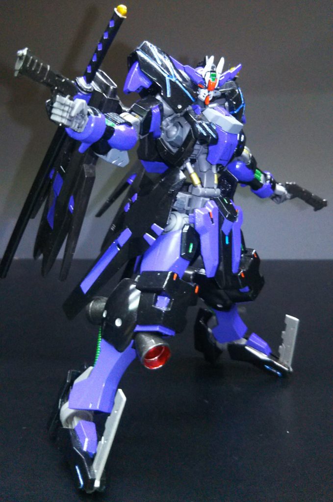 基本はヴィダールの色変えで制作。黒系にしたら刀が似合いそうだったので、刀を付ける為にサイドアーマーとバックパックのパーツを入れ替えて、レイピアを持たなくしたので丸々推進器にした。