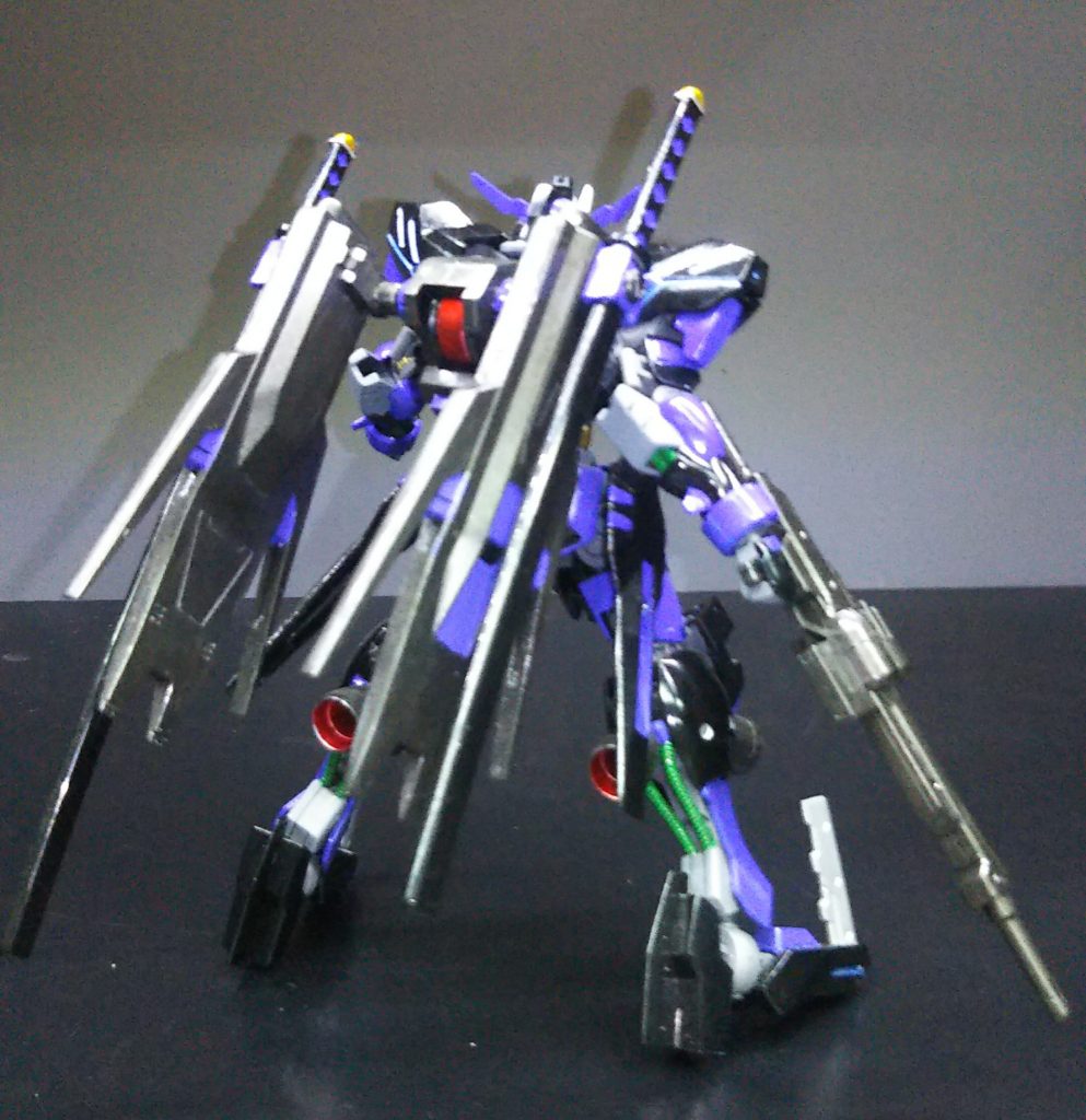 フロントアーマーのピストルは着脱可能。合う刀があればMGでもやってみたいと思っているが…取り敢えず刀無しで制作してみるかな?