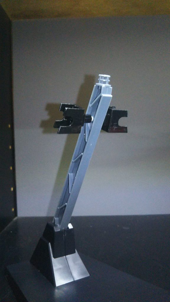 バンダイの1/100用スタンドの余りパーツを使用し、3mmプラ棒で接続。取り外し可能なのでFF形態で飾るのも可能。大腿部を引っ掛けて足を後ろに逸らせます。白色のしか無かったので黒色を塗っていますが、可能なら黒色のスタンドの残りで作った方が色移りしないので良いかも知れません。