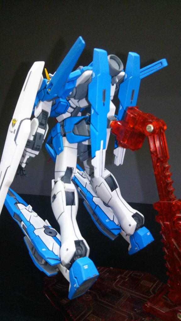 GNゼファーと合体させると飾り用の穴が塞がってしまうので、GNゼファーに穴を追加しています。GNゼファー単体で飾る時にも使用しています。