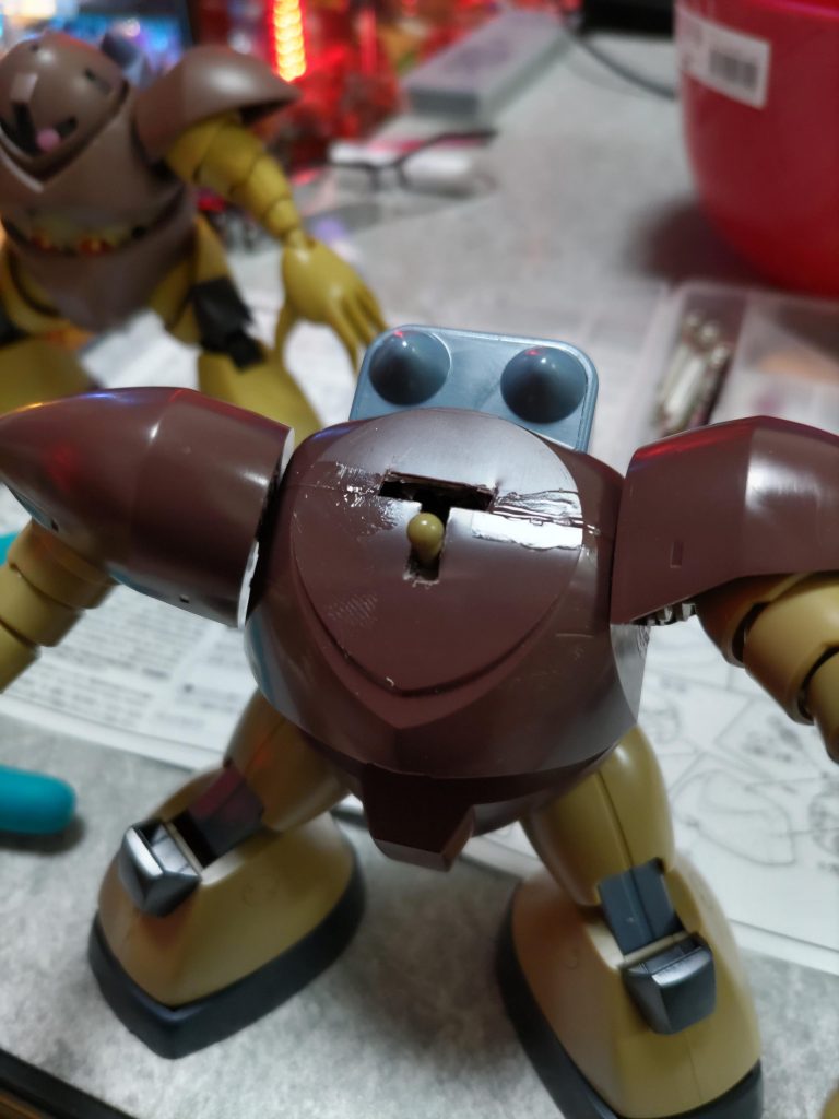 頭の位置を少し前に出して、頭が埋まってる感を出しています。モノアイを付ける為に、この後で接続軸の前側をくり抜いてます。