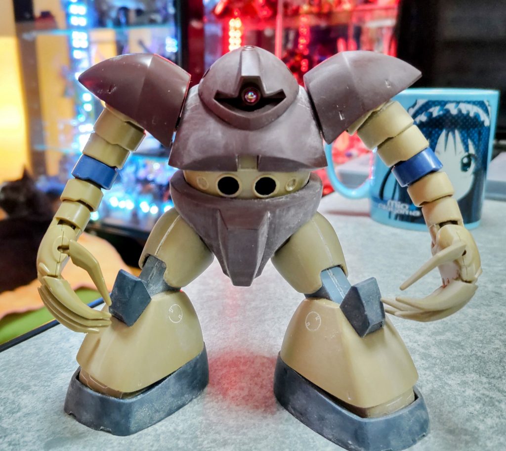 腕はズゴックの部品を使って、１コマ分延長してます。