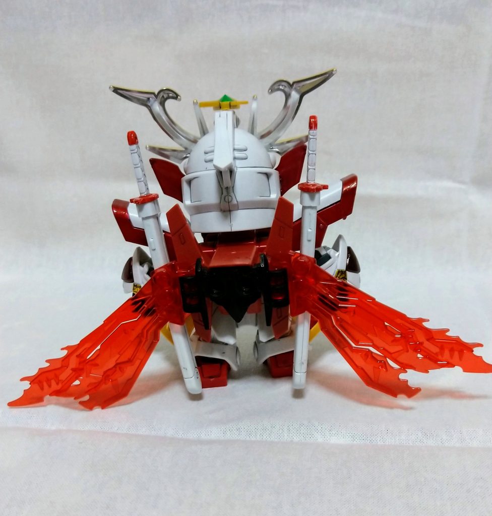 後ろはこんな感じ。號斗丸の腰にSDビルドバーニングガンダムのパーツを接着してみました。