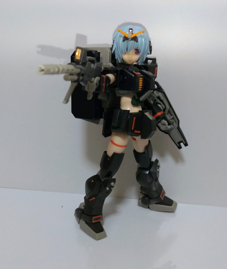 これより、適当にポージング。「ボクの出番だね!出撃するよっ!!」意気揚々と出撃する陸戦型ガンダムちゃん。背中の箱の中は基本的に180mmキャノンが入っているのですが、稀にお弁当やオヤツ等が入っているらしい。