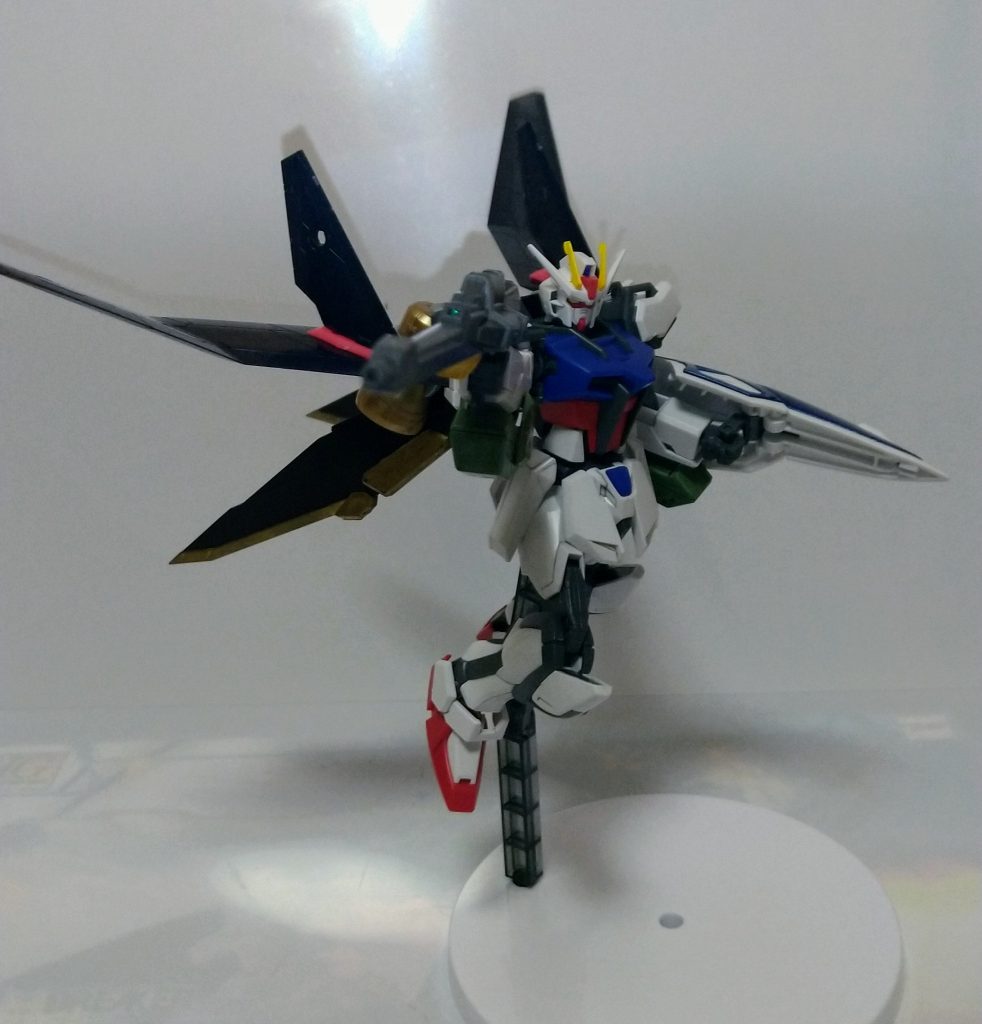 これより適当にポージング。武装は新たにウイングガンダムのバスターライフルとシールドを装備。バスターライフルは3発しか撃てませんが3発もあれば十分ですよね……?