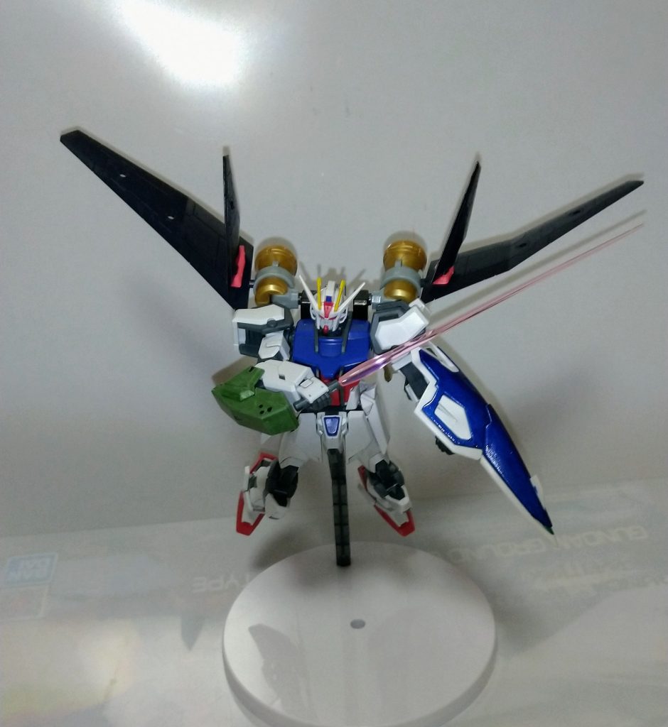 バスターライフルを撃ち尽くしたあとはビームサーベルで近接攻撃このポーズを取らせるのに何度後ろのパーツが落ちたことか……(´;ω;`)ストライク側が緩いのか、キラービーク側の接続の棒が短いのか……