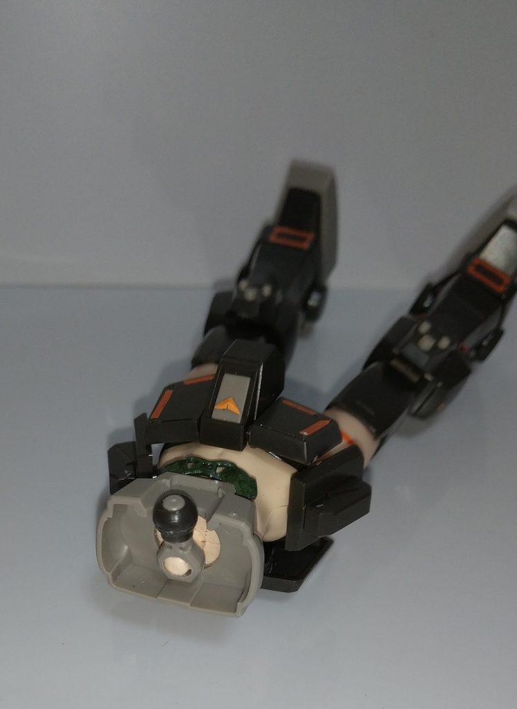 これより制作過程に移ります。コマンドふみなの腹部では陸戦型ガンダムの胸部に入らないのでボールジョイントが入るようにふみな側の軸を加工。