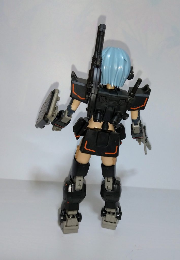 後ろはこんな感じ。バックパックはほぼ無改造でポン付けしています。強いて言えば陸戦型ガンダム側の背中をやや削ったくらいですね。