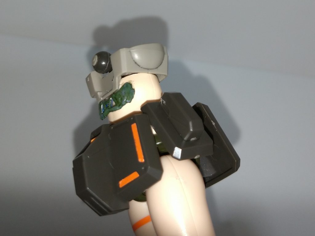 最初はふみな腹部と、陸ガン胸部をそのまま入れようとしたのですが、変な段差が出来、違和感しか無かったため陸ガンの胸下?のパーツを咬ませることで段差と違和感を無くすようにしてみました。しかし、削らないと合わなかった為、削ったのですがやや削りすぎた為に急遽フレズヴェルク(ビキニアーマー)のパーツを使用。