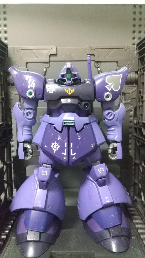 格納庫にて。2ヶ月の間にSYSTEMベースを買いました!いい感じに立たせるだけでカッコよくなるのでめっちゃ好きです。サイズも機体にあわせて変えられるので便利です。たぶんこれからも出てきます。