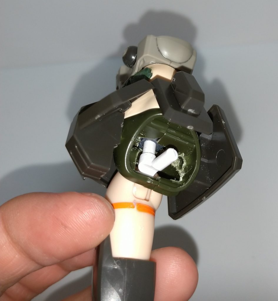 ふみなパイセンの脚の軸パーツではFAGの太腿が入らないのでメガミデバイスの脚の軸パーツを使用し、ポリキャップを加工することでフミナ下腹部と接続出来るようにしました。それに合わせフミナ下腹部側のパーツを加工しています。