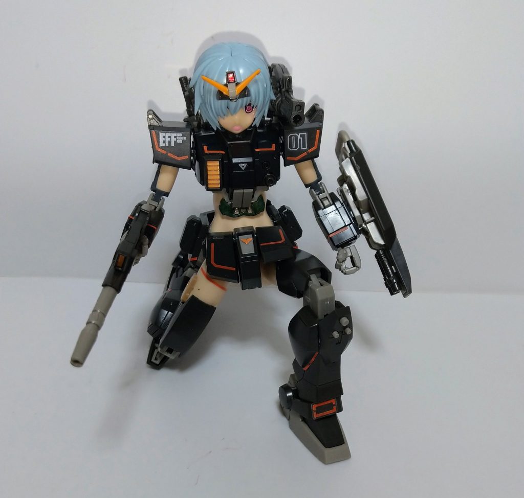 膝立ちしてキャノンで砲撃!頭が干渉しそうでぎりぎり当たりません。