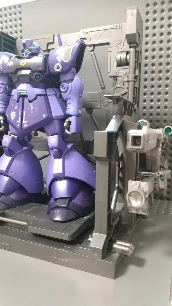 格納庫横から。はい。側面に武器を取り付けられるのでカッコいいし便利です(2回目)。