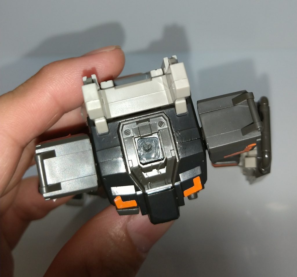 首元はポリキャップの首の軸パーツを加工してFAG側の首の軸パーツを挿し込むようにしています。