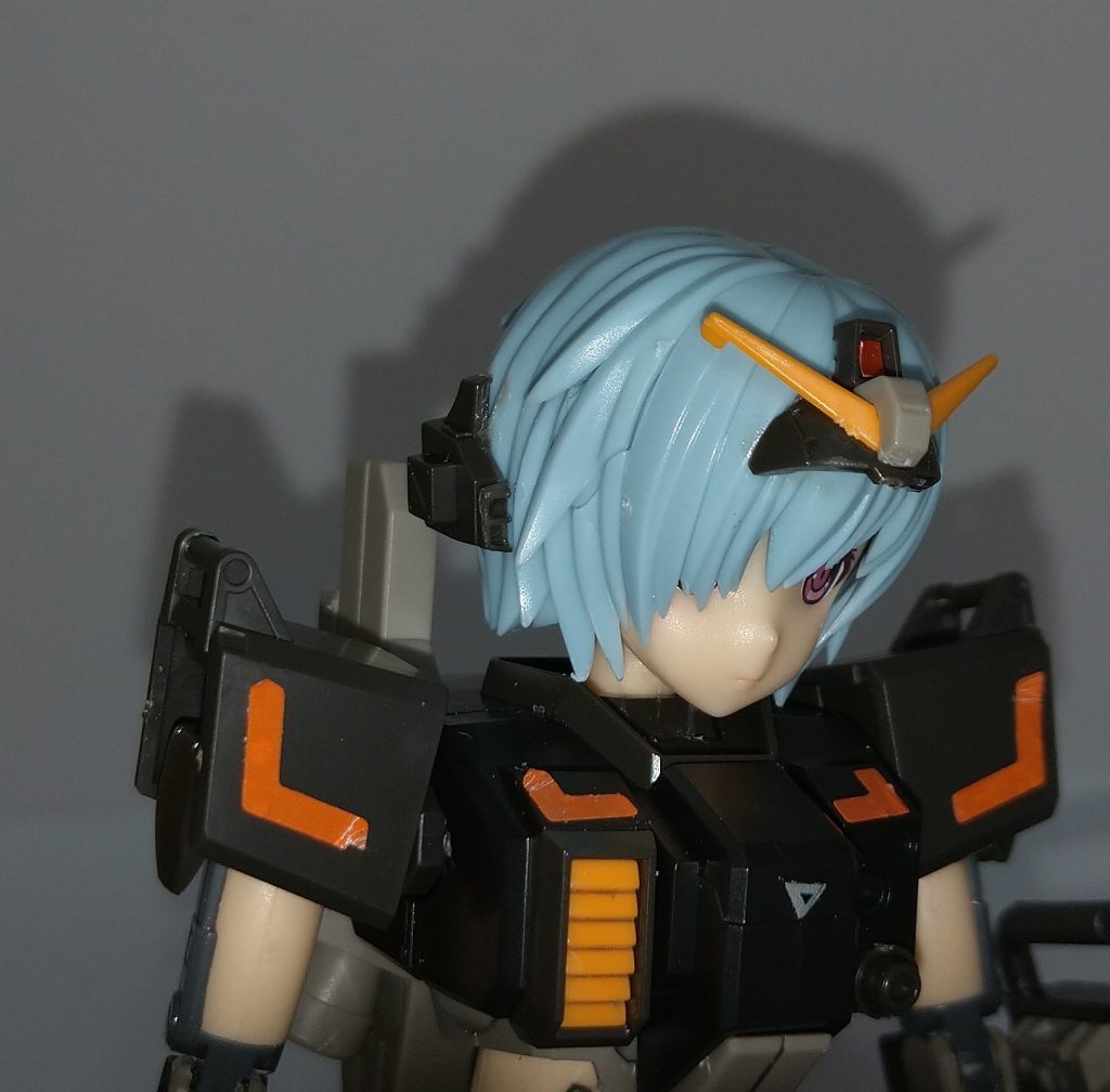 今回は頭はHGのものを使用。ブレードアンテナと陸ガン頭部の左右のパーツを接着剤でポン付け。しかし、これが不思議と妙に合う感じがします。特にブレードアンテナは遠目に見るとカチューシャ感が出ていい感じです。しかし、アップで撮ると粗が見えるので怖いですww特にマーキングシール……(;´Д`)
