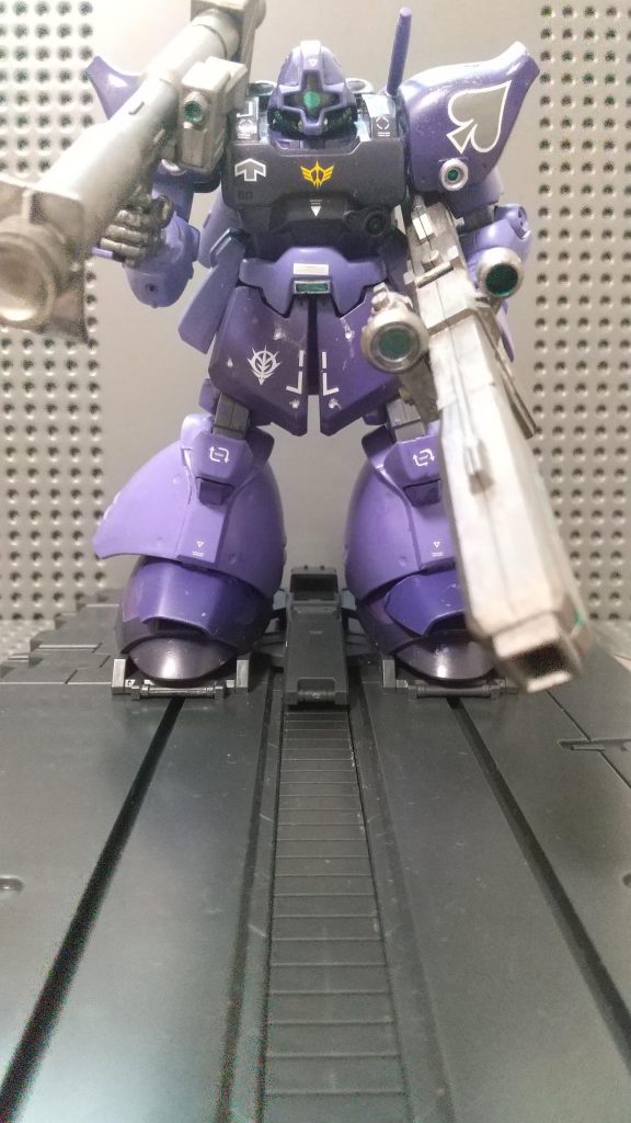 カタパルトデッキにて発進直前の絵。足がでかすぎてMG用のものでも入りきらなくて笑ってしまいます。