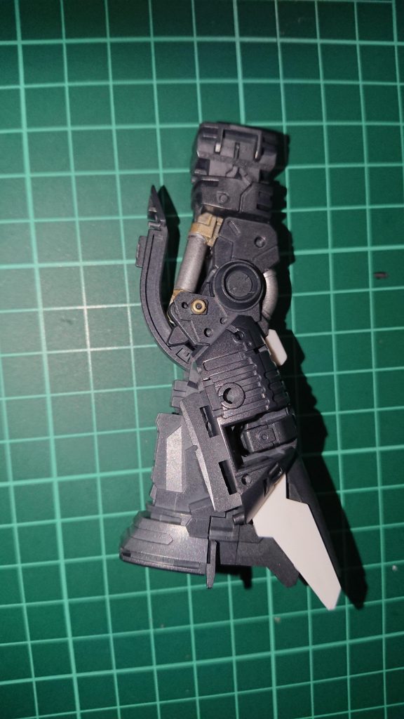 内部フレームも一部塗装しています。サスペンションの部分など