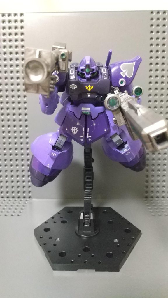 ジャイアントバズーカ、ビームバズーカを構えて前進。機体サイズからかかなりの圧力を感じます。