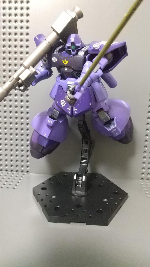 ヒートサーベル、ポッキーで攻撃。 「私に格闘をさせるなんて!!」