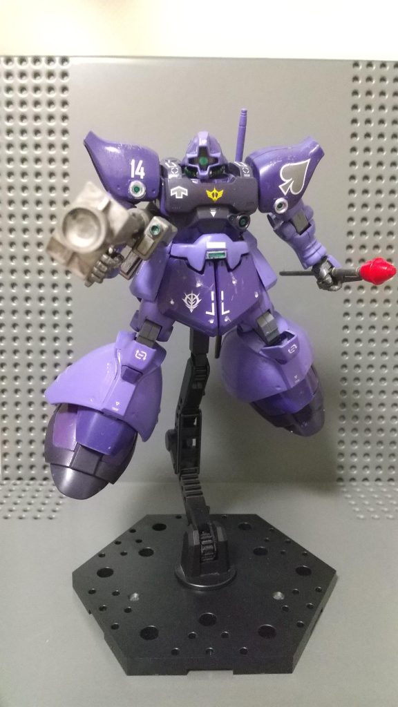 ホントはマウントさせたかったシュツルムファウストを持ちながら、脇抱えでバズーカを構えています。