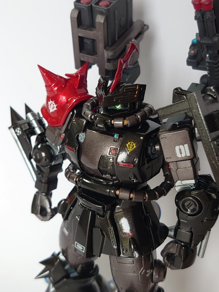 角、ひさしを新しく作成。頭と腰の動力パイプは作りなおしました。右腕のスパイクナックルはランナーとプラ板、プラ棒で作成。ミサイルコンテナも角プラ棒で開閉できるように作ってます。