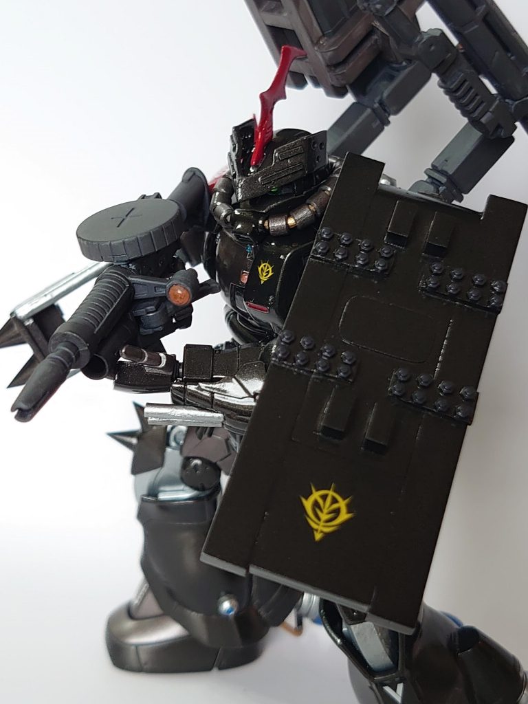 40年近く前に初めてザクを見たときから思っていましたが…「盾とスパイク逆じゃないの!?」と…右手で武器を持つなら左肩の盾でカバーし、近接距離になったら右肩のスパイクでタックルするのがベストではないのかなぁ…