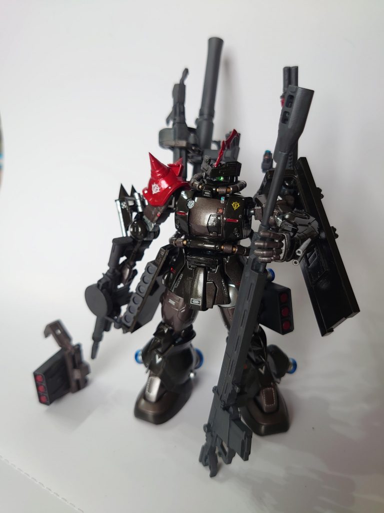 ランドセル右側はミサイルコンテナと武器コンテナを付け替えれるようにしています。ミサイルは太腿に装着ができますし、バズーカを背負っていくなら弾装は腰から複合装甲に装着しています。盾に弾装付けると攻撃受けれないし、あぶないですからね…