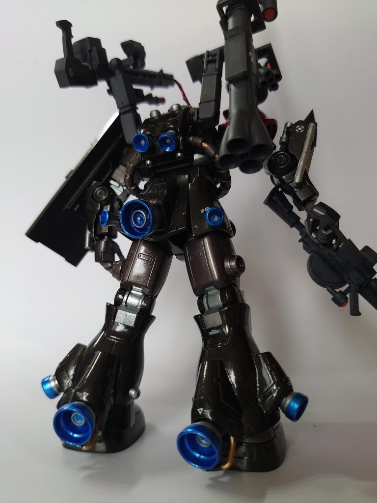 高機動ザクが手に入らないので、バーニア増し増しにして、機動力アップ!ランドセル、サイドスカート、太腿はポリキャップを埋め込み武器を付け替えできるようにしました