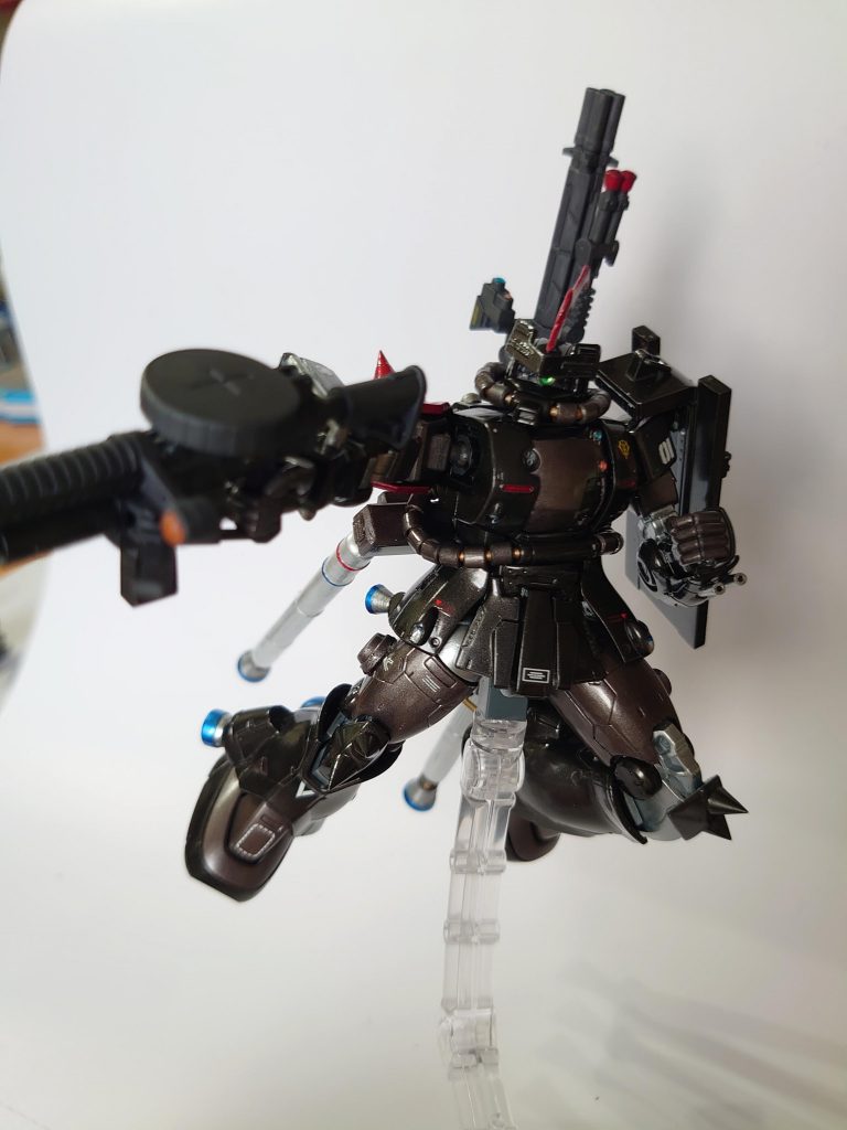 種撃ちっぽいポーズで!せっかく右肩をスパイクアーマーにしたので、最低野郎も「肩の色はもっと暗い…血の色だ…それにマークは右肩だ」と言っていたので、ブラッドサッカーをイメージしたカラーリングにしています。特集任務班X-1吸血部隊の響きがよかったので、強襲殲滅型という設定を考えました。いずれ同じ部隊の別装備ザクを作ってならべたいですね。