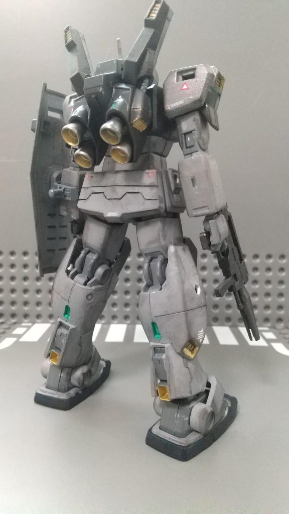 バックショット腰部のスジボリは、肩前腰部で慣れてきたからか、そこそこ上手くいきました。デカールの位置はリアルタイプカラーガンダムマークIIの説明書のものを参考に貼りました。部隊番号のデカールはGPシリーズのものにしました。まぁ同じ部隊という設定なので、なるべく揃えていきたいですよね。