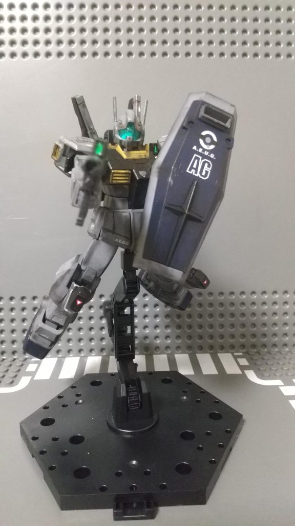 空中戦や、宇宙での戦闘のポーズです。盾を構えながら、斜め前に移動射撃。 シールドをしっかりと前面に構えるように。シャドウがけの効果がちゃんと現れていて嬉しいです。