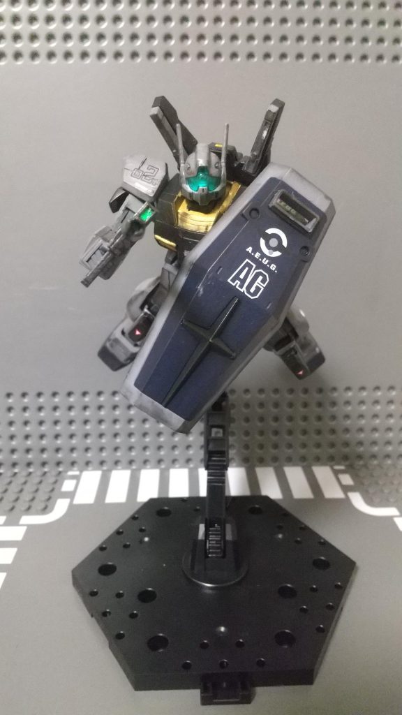 前線をあげつつ、前進射撃。いかにもジムって感じのポージングです！経験豊富のベテランが乗っているような貫禄がポージングに出せてていい感じです。