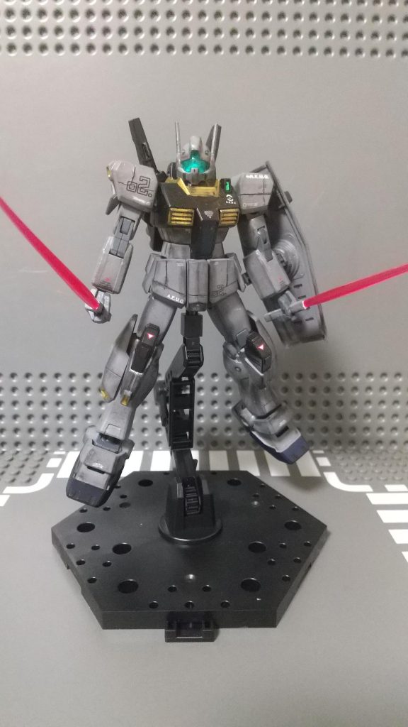 HADES！べぽぽぽぽぽぽぽのような感じの二刀流ポージング。サーベル2本もあんだから2本使うのは当たり前だよなぁ？ポーズのカッコよさが機体と見合ってない気はしますが、カッコいいのでオッケーです