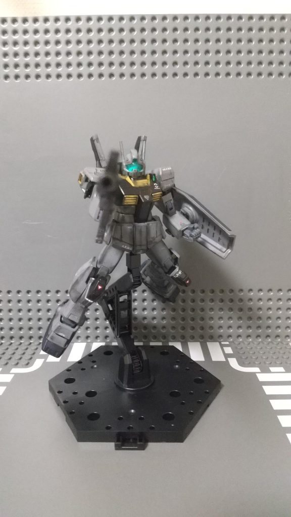 試作型ロングライフルでの猛者撃ちジェガンのライフルのプロトタイプ…とまでは言いませんが笑、Ζガンダムのものを改良した、ロングタイプのライフルの試作品と言った感じの武器です。この試作型ロングライフルは、ジェガンのライフル(銃本体)と、システムウエポンセットのパーツ(バレル)、MGデスサイズヘルガンダムのビームシザーズの柄(ストック部分)を使いました！                   ジェガンのライフルってマークスマンライフルやアサルトライフルに改造するのにとても使いやすいパーツだと思うので参考に是非！と、言っても自分より前に他の投稿者さんも使ってはいますが笑