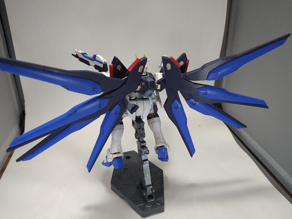 後ろの羽根が重いのかスミ入れのエナメルが染み込んだか分からないけど腰のジョイント部分が折れたんでプラリペアで埋めて真鍮棒で繋ぎ直しました（笑）