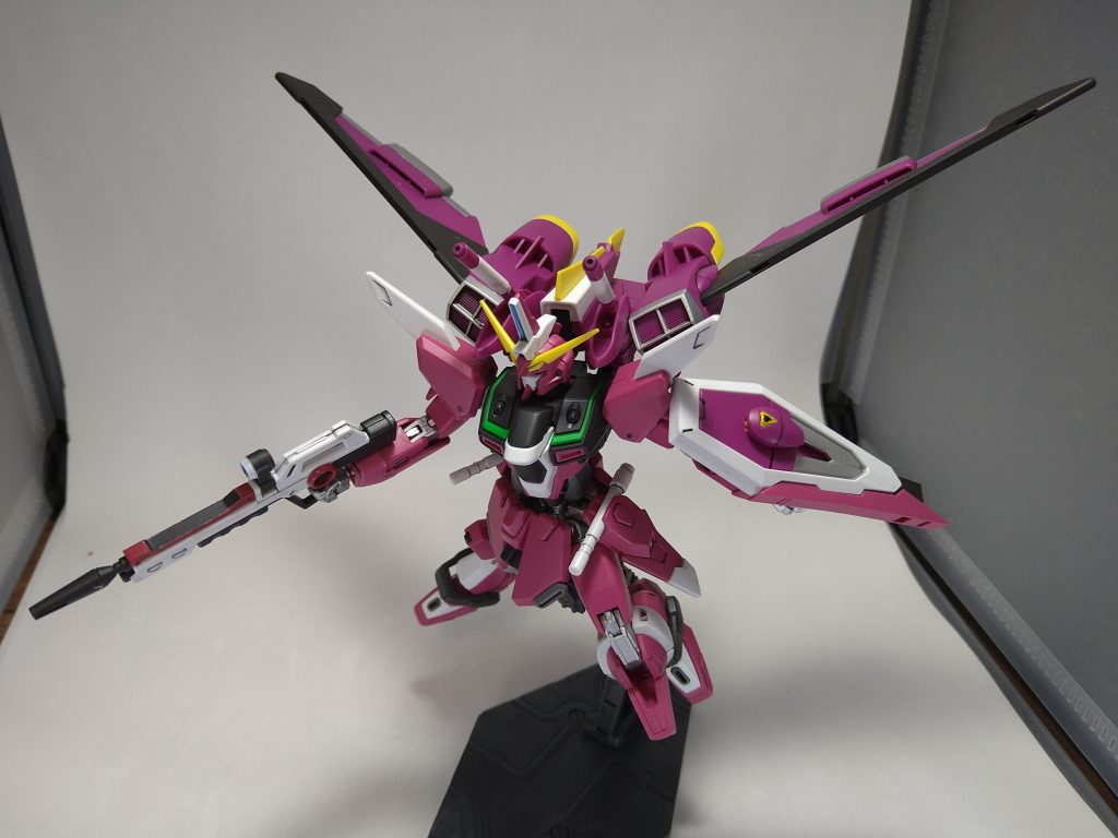 フレーム部分のシルバーと武器のピンク分、シールドの黄色を部分塗装してからスミ入れしてつや消し吹いて仕上げました