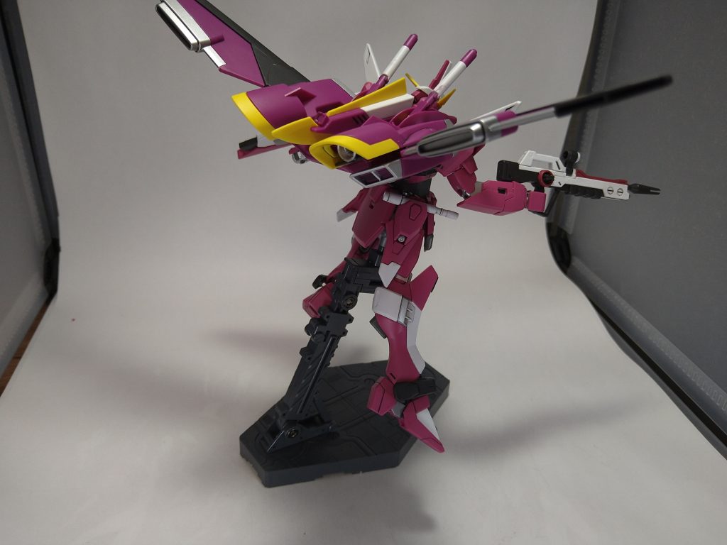 ファトゥム-01のバーニア部分は別パーツに見えるようにマスキングしてシルバーを塗りました