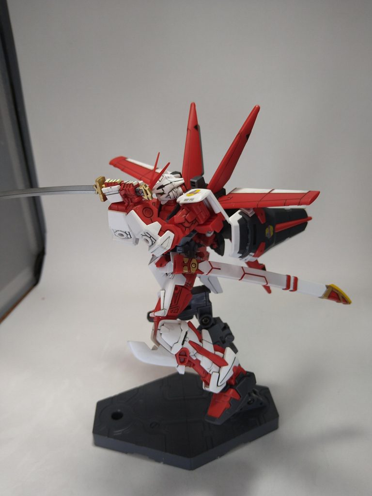 レッドフレームの象徴の「ガーベラストレート」は刀身と柄はグレー、鞘はほとんど真っ白で色分けはシールなんで部分塗装で塗り分けしました