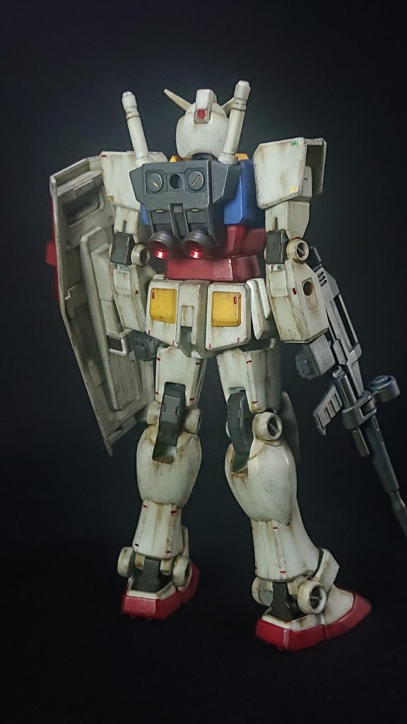 今回、このガンダムを製作をしていて子供の頃に旧キットを作ったことを思い出しました。真っ白なガンダムを頑張って筆塗りで塗装したな…ボディーのコバルトブルー⁉️は何度も重ね塗りしたな…良い思い出です。