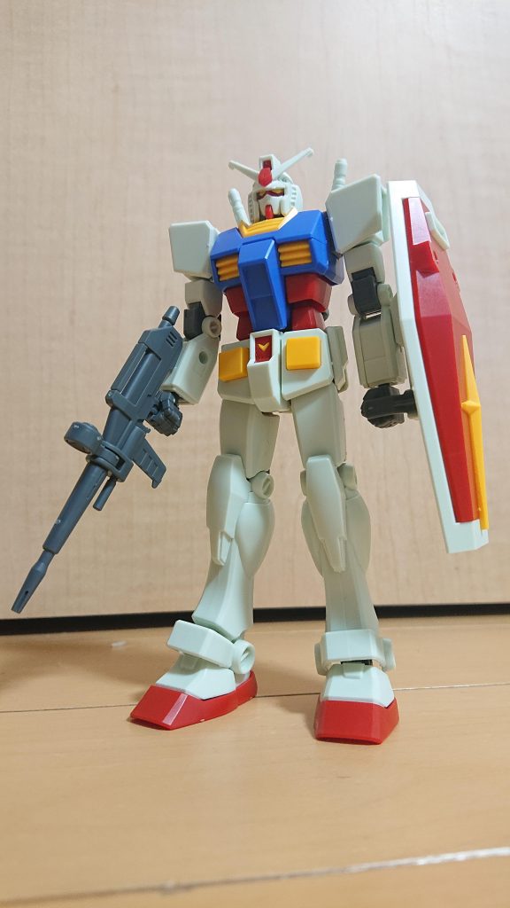 子供が自分で組み立てたガンダムの写真…ただの素組みですが、これも大事な記念写真です。