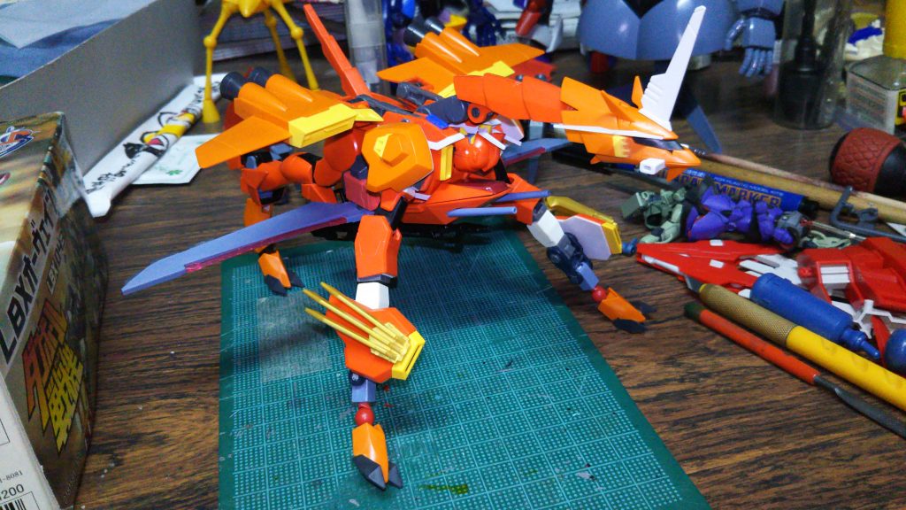 当初は前足の所にヒートクローを付けていたが、ビーム刃の方が長い為役に立たなさそうで止めたｗ