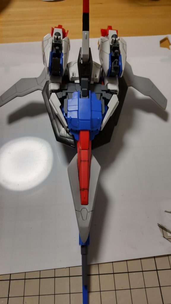 作成した前進翼をどこまでバックパック内に収納するか悩みました。