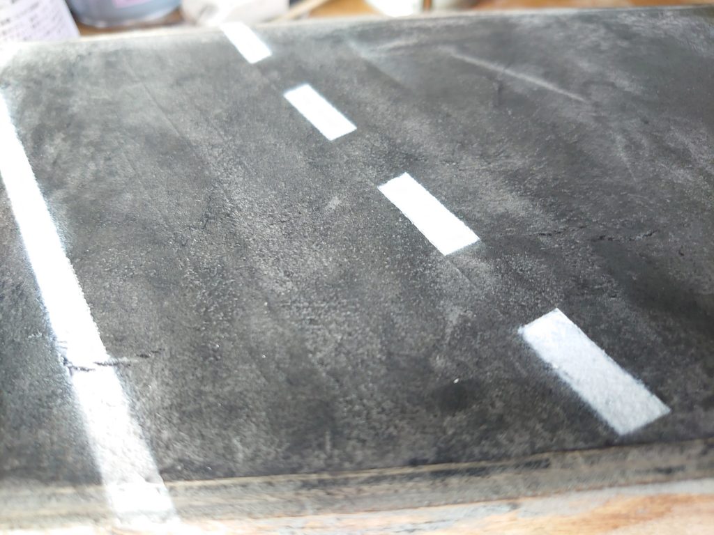 台座は100均の木の箱と石膏粘土を使用しています  道路と建物は両方同じ粘土です今回はコンパクトな台座を目指したので二日間ぐらいで出来ました